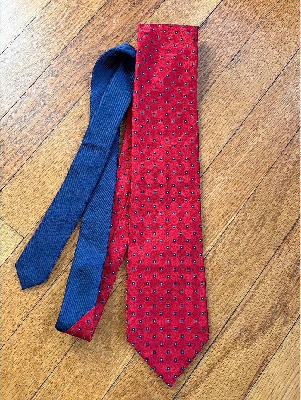 Tommy Hilfiger Silk Tie Red Blue Geometric 58x3.5 Preppy Ivy Trad Office Classic
